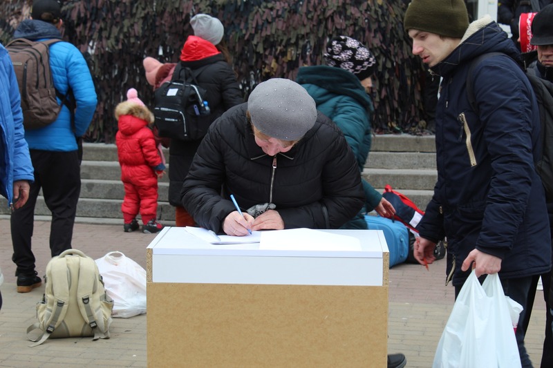 Зокрема, збір підписів проходив біля кінотеатру імені Тараса Шевченка