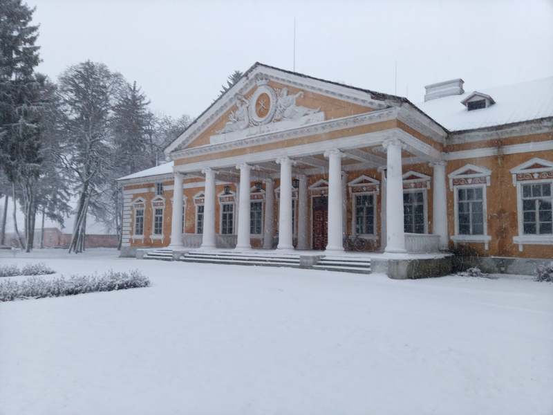 Палац у Самчиках взимку має чарівний вигляд