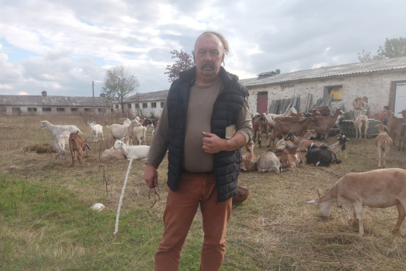 Сергій Свириденко разом з тваринами переїхав завдяки запрошенню свого колеги