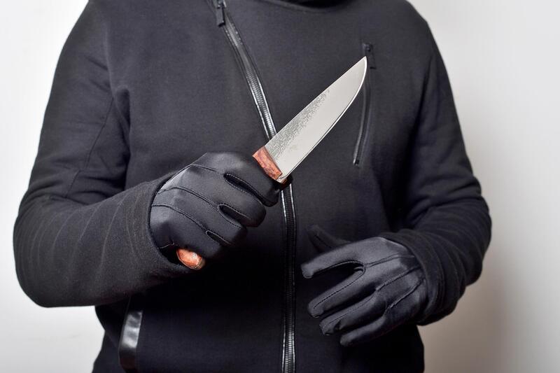 Підозрюваний погрожував ножем літньому чоловіку
