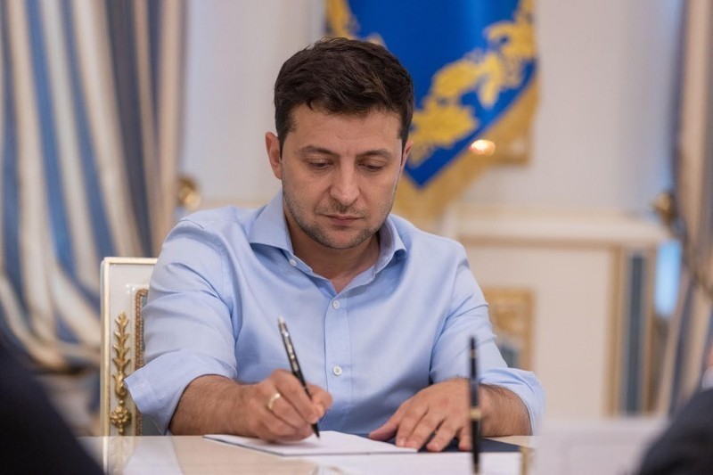 Нагодою підписання відповідного указу президента стало 25-а річниця заснування Конституційного Суду України
