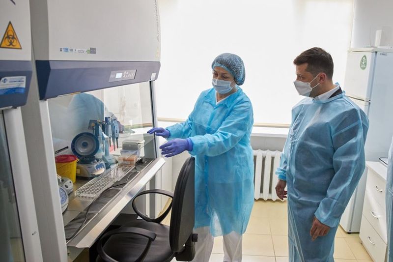 Зеленський оглянув лабораторію центру та приміщення, де приймають зразки біоматеріалу, відібрані для тестування на наявність COVID-19