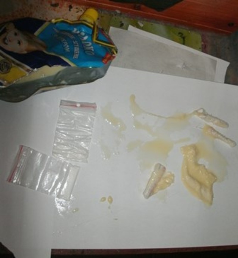 В упаковку згущеного молока вклали пакетики з білою речовиною.