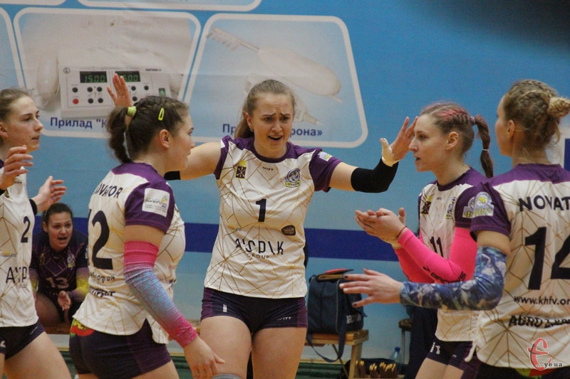 Волейболістки "Новатора" в Хмельницькому двічі обіграли "Регіну" з Рівного та здоубли шість очок