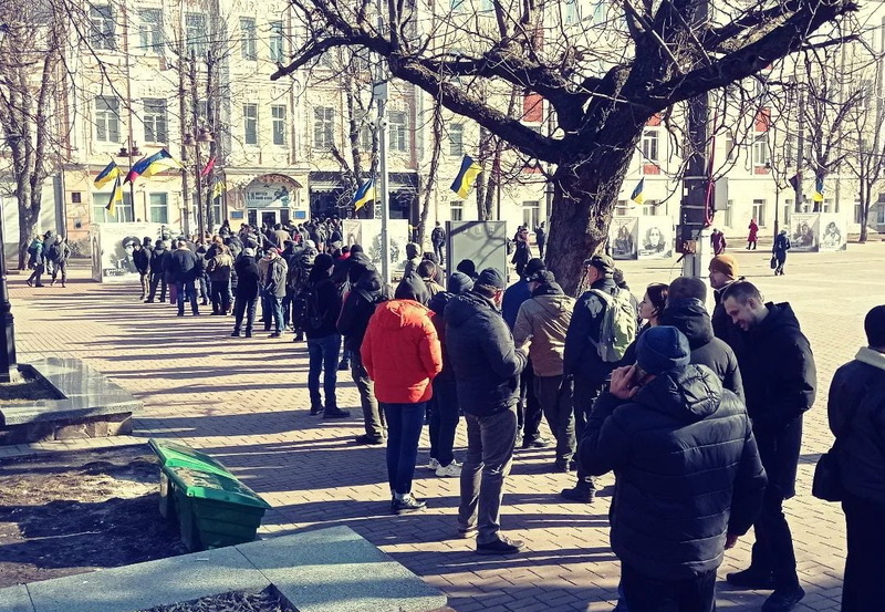 Свідомі хмельничани стоять у черзі, аби стати у лави Захисників України, 25 лютого