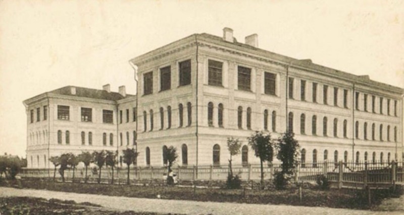Урочисте відкриття гімназії для дорослих відбулося у приміщенні державного університету 16 жовтня 1918 року