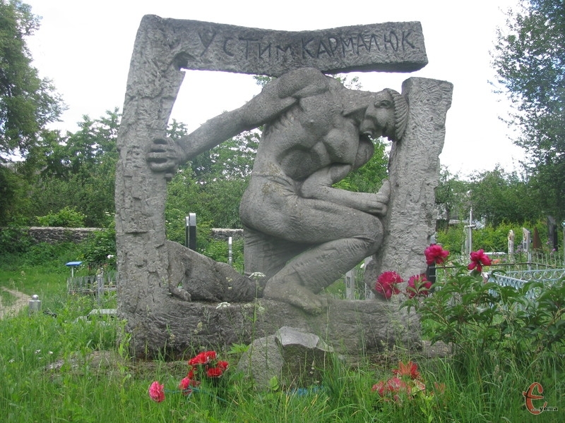 Похований Кармалюк у Летичеві. У 70-х роках минулого століття на його могилі спорудили пам