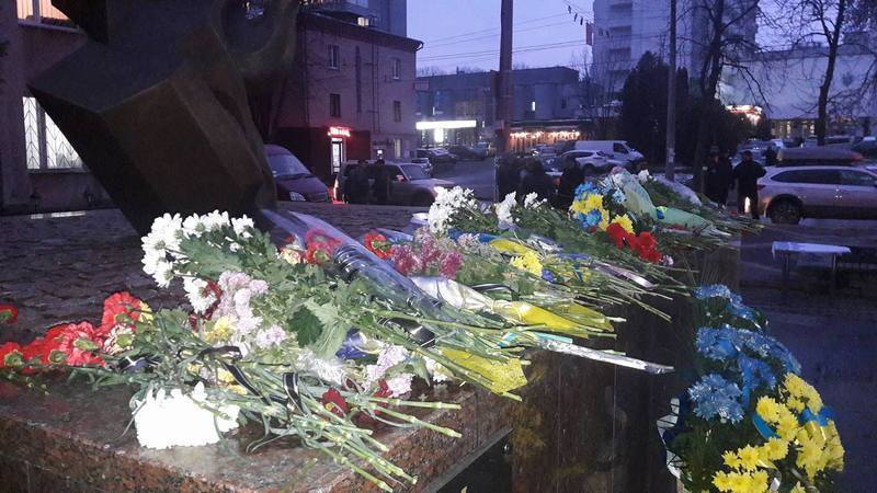 У Хмельницькому День Гідності та Свободи відзначили покладанням квітів до пам