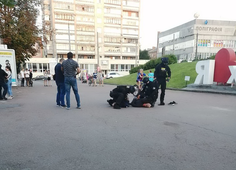 Бійці поліції затримали в центрі Хмельницького двох підозрюваних у серії крадіжок
