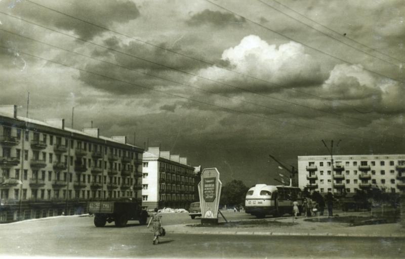 Перші п’ятиповерхівки на Кам’янецькій (тоді – Фрунзе) в районі теперішнього пам’ятника-танка. Фото 1960-х рр.