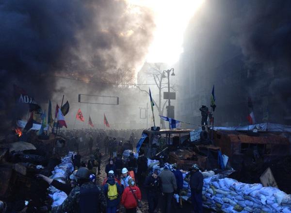 Вулиця Грушевського у Києві в диму, прохід по ній закритий.