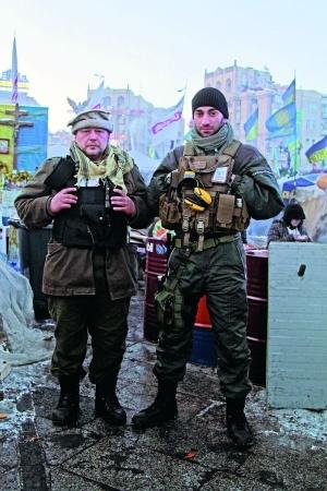Афганець Антон Примушко (ліворуч) та колишній армійський снайпер Олександр стоять позаду головної сцени на столичному Майдані.