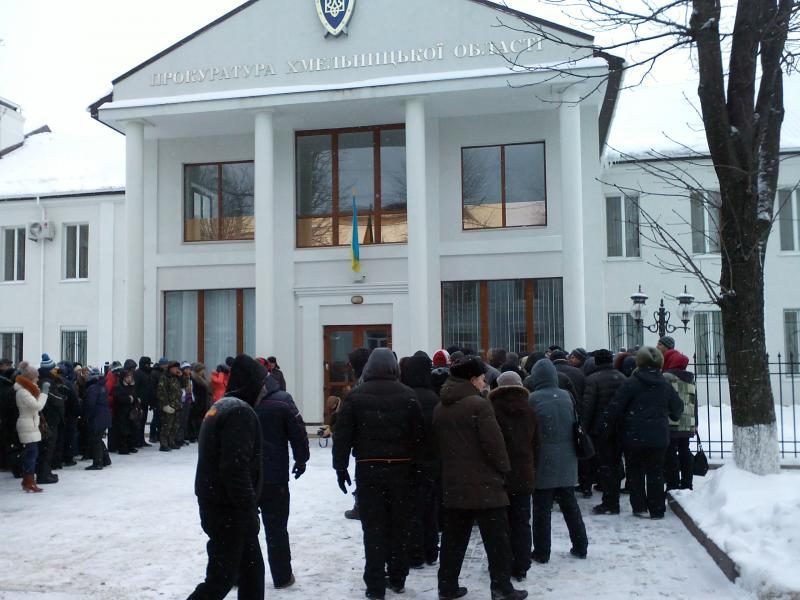 Хмельницькі майданівці мітингують перед прокуратурою Хмельницької області