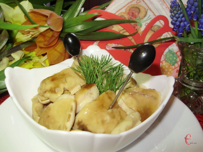 Мариновані в ароматному розсолі, білі грибочки стають взимку ідеальною закускою.