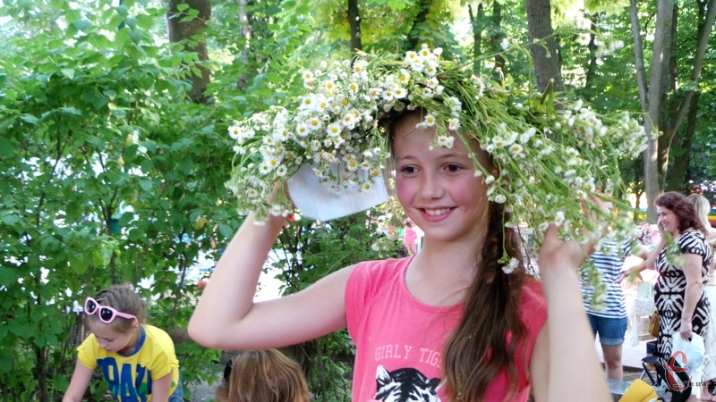 На Івана Купала у Хмельницькому дівчата плели віночки з польових квітів