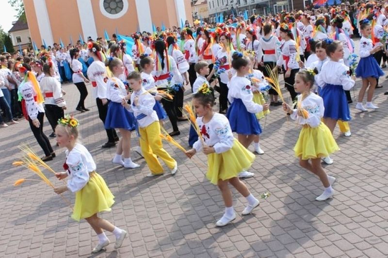 Школярі міста танцюватимуть на Майдані Відродження. (Автор:  kam-pod.gov.ua)