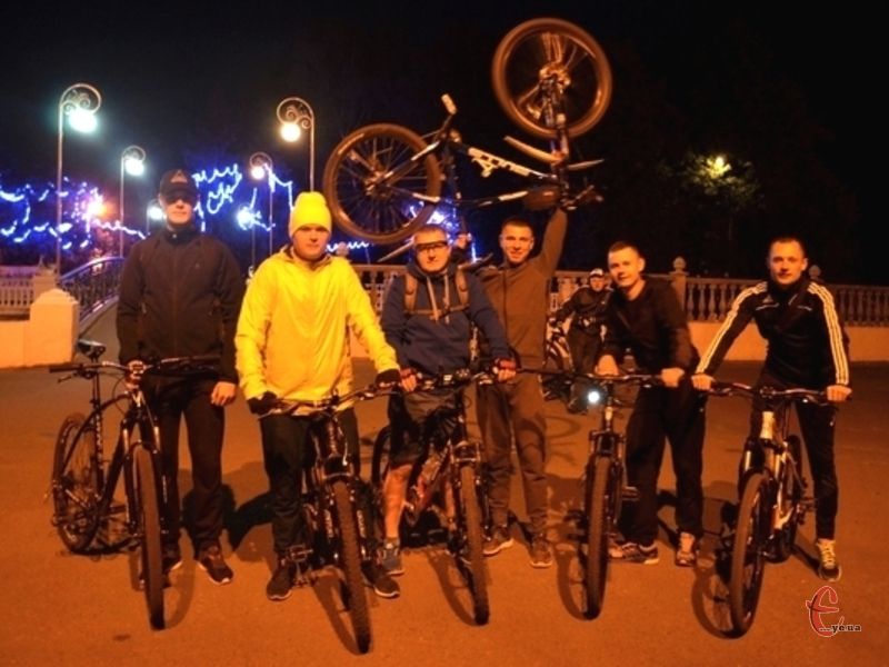 Хмельничанам пропонують прикрасити велосипед світлоелементами і перетворити звичайну ніч на яскраву. (Автор: ye.ua)