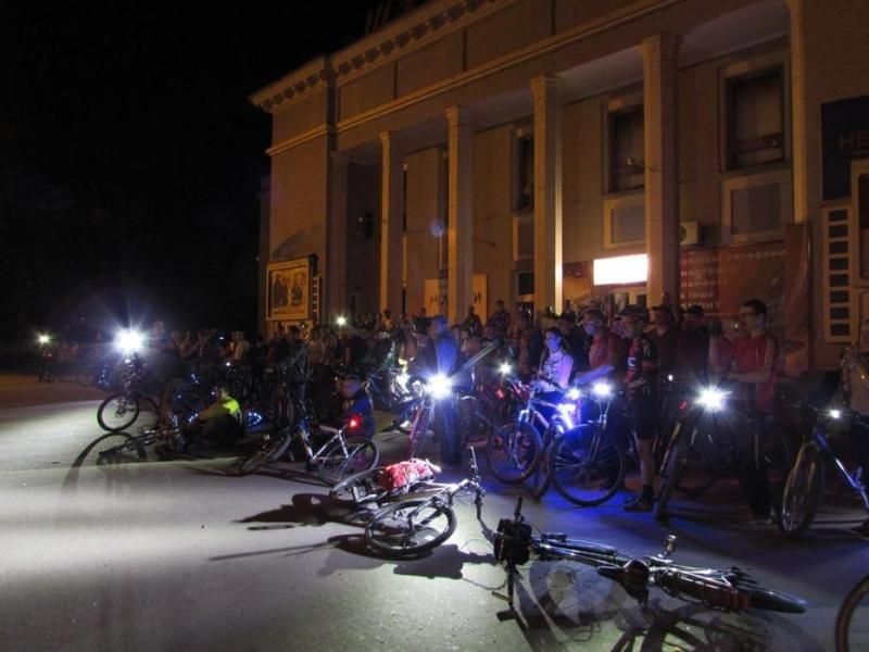 Це нічний заїзд для тих, хто прикрашає свій велосипед світлоелементами. (Автор: Khmelnytsky.com.ua)