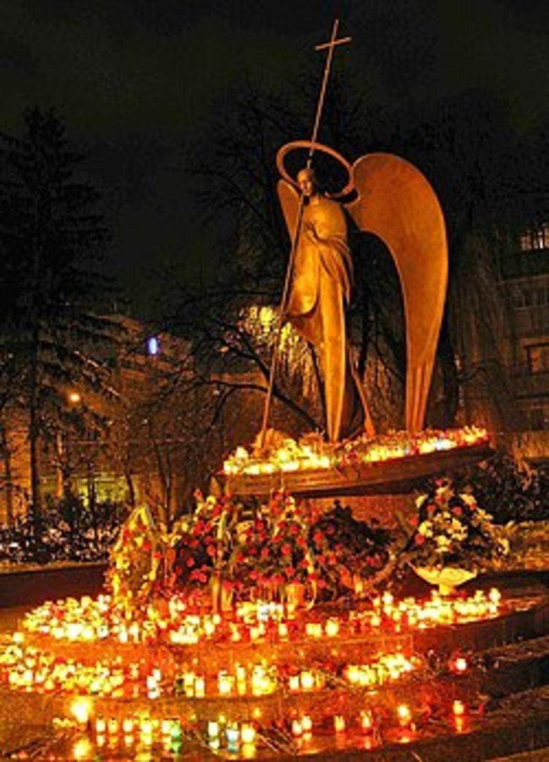 Біля пам’ятника «Ангел Скорботи» (Автор: wikipedia.org)