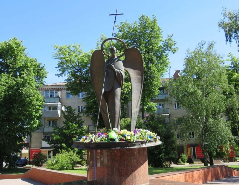 Покладатимуть квіти до пам’ятника жертвам тоталітаризму “Ангел Скорботи” (Автор: khm.gov.ua)
