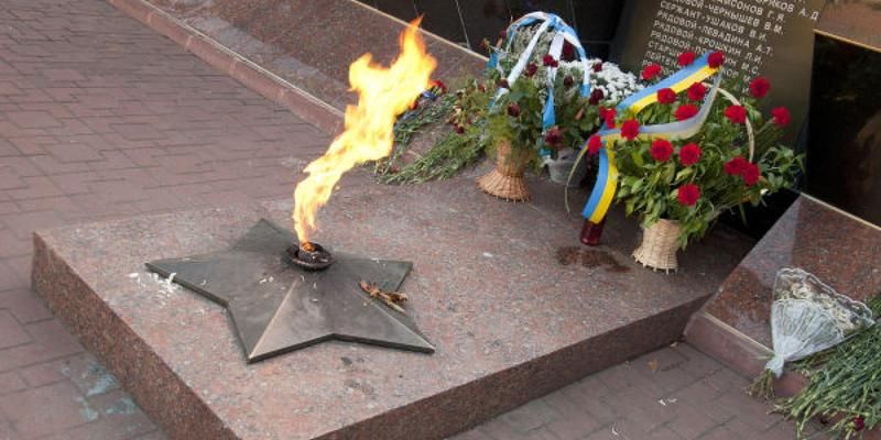 До Дня Скорботи і вшанування пам’яті жертв війни (Автор: https://khmelnytsky.com.ua)