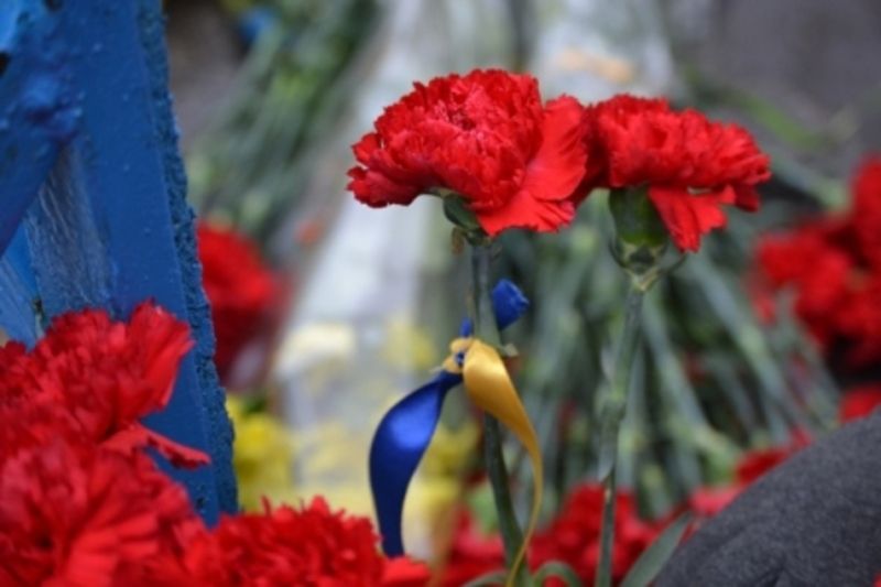 Покладання квітів до пам’ятника Героїв Небесної Сотні (Автор: https://khoda.gov.ua/)