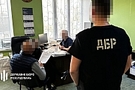 Обіцяв «домовитися» про закриття кримінальної справи: на Хмельниччині затримали судового охоронця