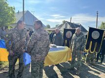 Героя поховали у селі Кадиївці 