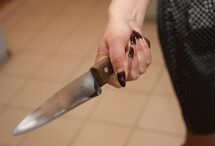 Під час сварки жінка вхопила до рук ножа і нанесла два удари чоловіку в груди