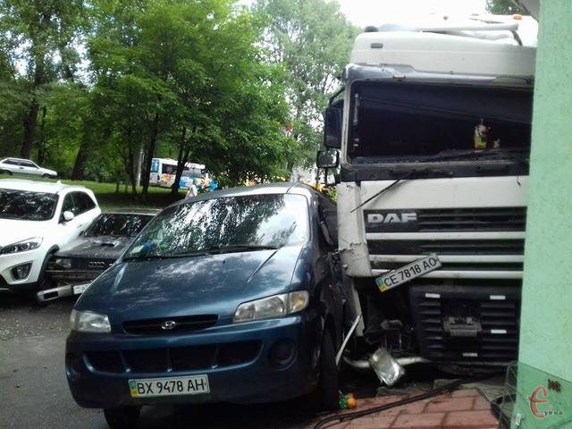 У Хмельницькому фура травмувала продавця кіоску, протаранивши ще кілька машин - фото 2