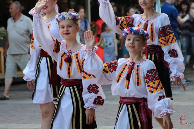 «HlushenkovFolkfest» стартував парадом культур на Проскурівській 