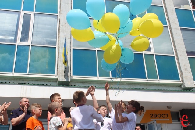Діти написали на синьо-жовтих повітряних кульках свої мрії й запустили їх у небо