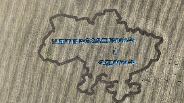 В центрі мапи України люди вишикувалися у напис «Непереможна і єдина». Фото: пресслужби Хмельницької ОДА