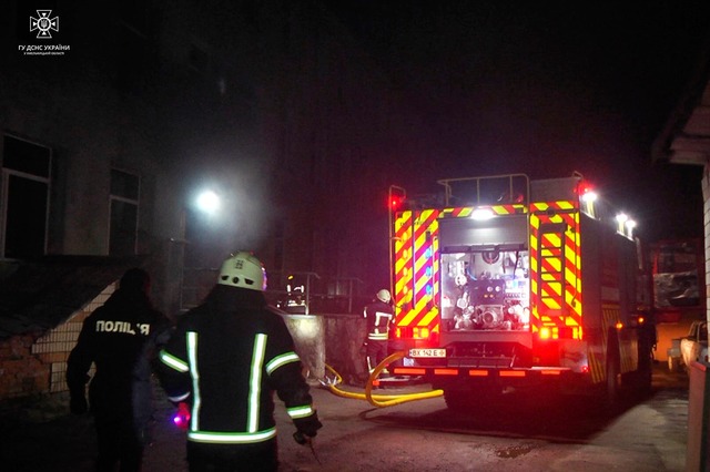 Пожежа спалахнула на першому поверсі. Фото: ДСНС у Хмельницькі області