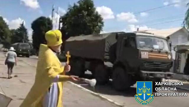 Єлисей освячує колону російської військової техніки. Фото: Офісу Генпрокурора України