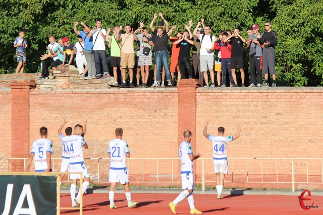Поділля перемогло Ниву, а після гри футболісти подякували вболівальникам, які підтриимували команду на паркані стадіону