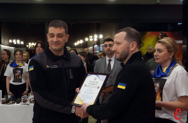 Керівник Хмельницької ОВА Сергій Тюрін (праворуч) відзначив хмельницьких рятувальників грамотами та дипломами