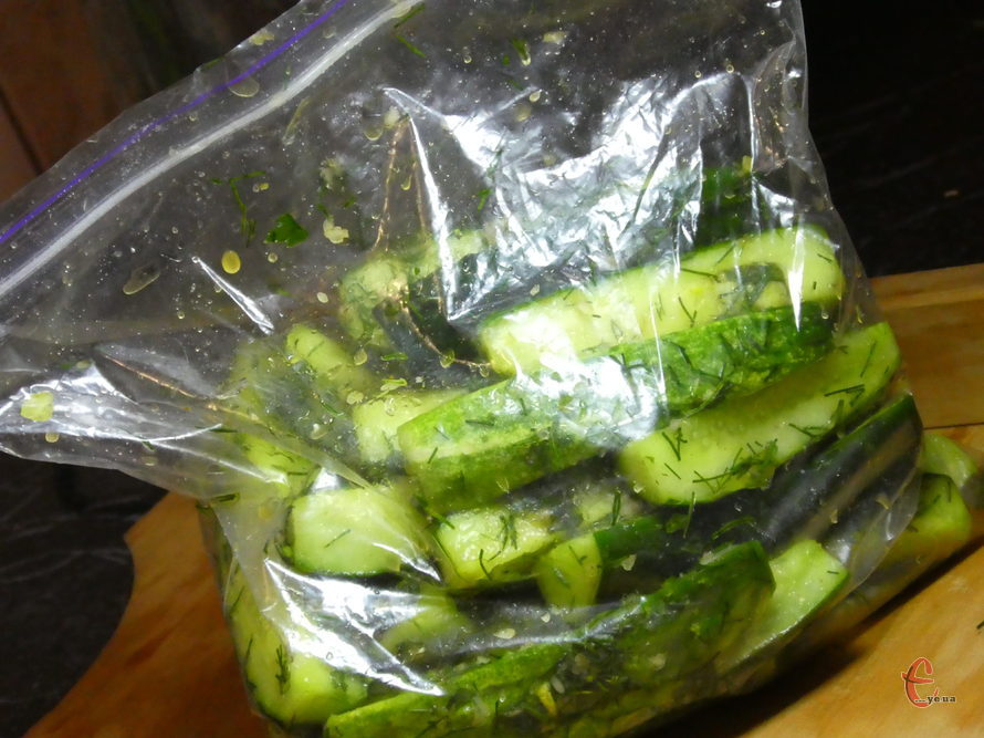 Як солити огірки у пакеті