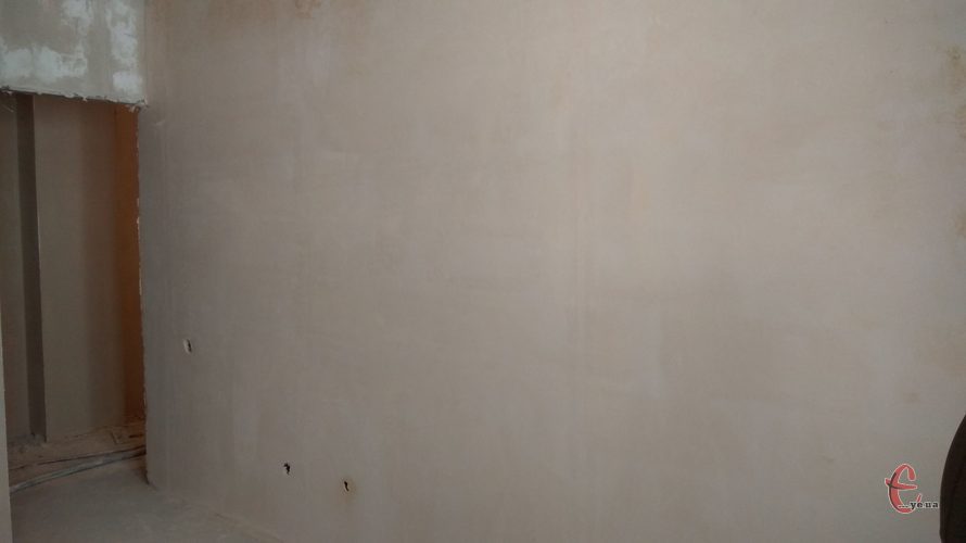 Штукатурка стін вручну, стяжка підлоги, шпаклювання та інші роботи.