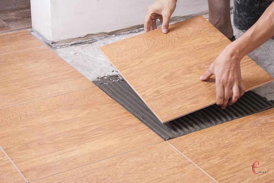 Укладання плитки на підлогу