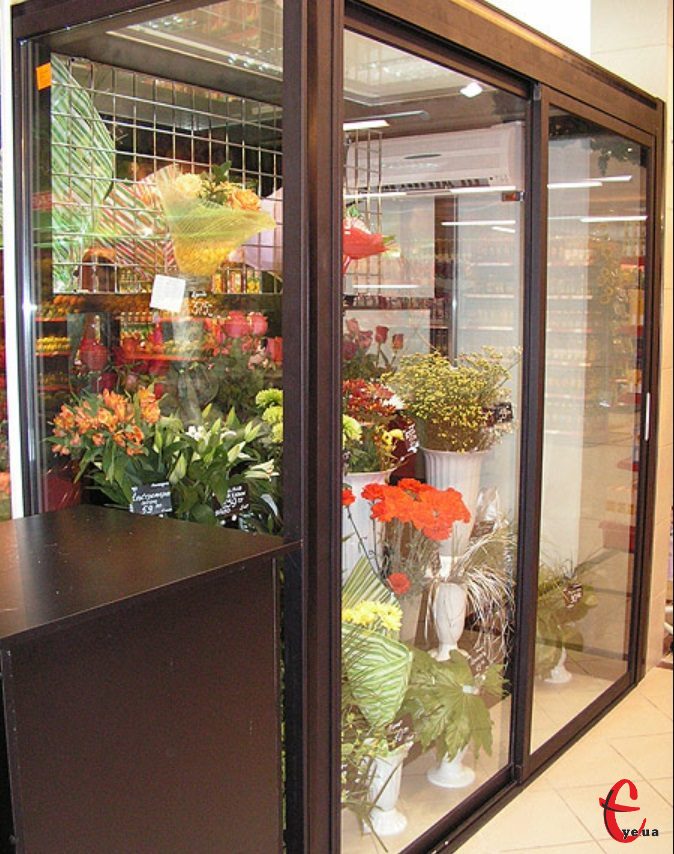 Холодильна камера для квітів цветочная холодильная витрина